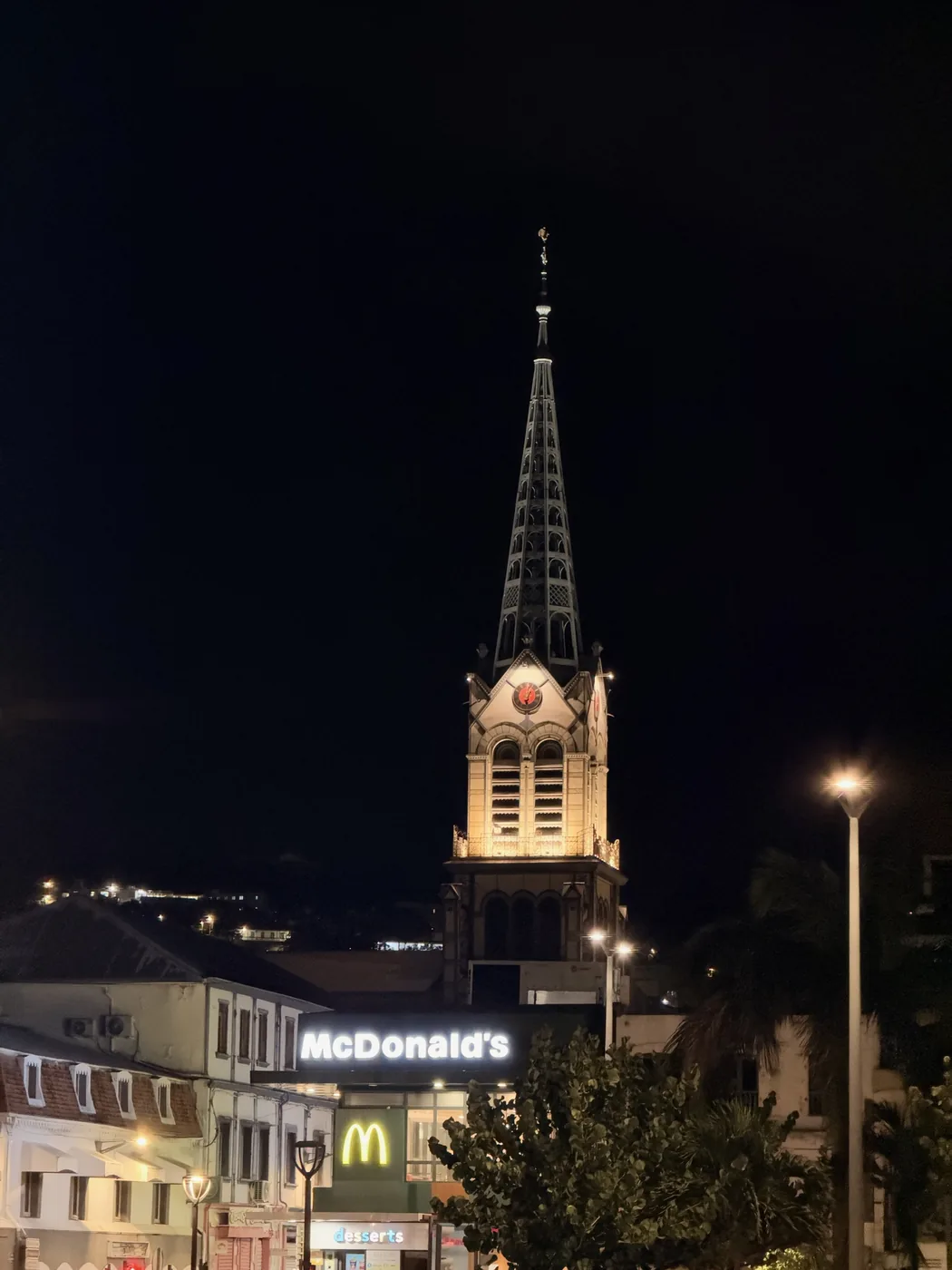 La cathédrale Saint-Louis de Fort-de-France, de nuit